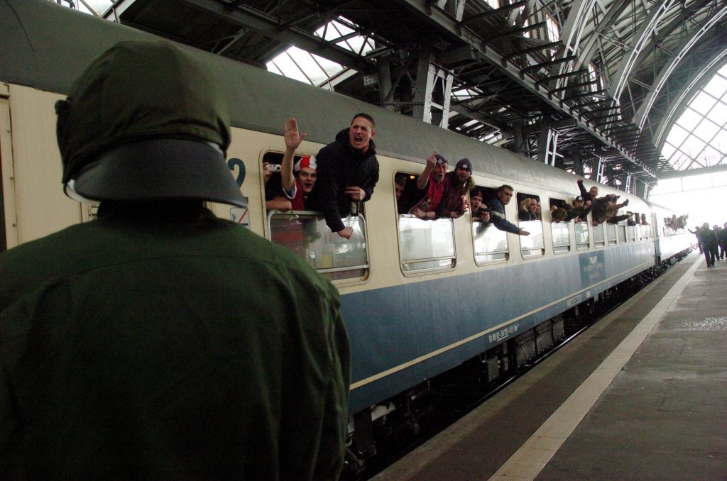 Fans reisen mit einem Sonderzug im Dresdener Hauptbahnhof an.