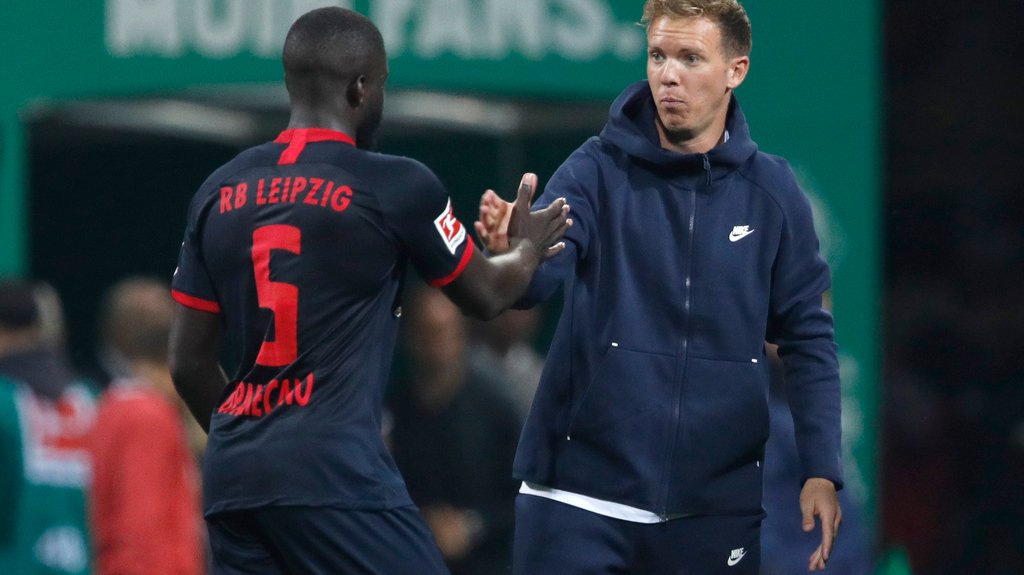 Dayot Upamecano und Julian Nagelsmann sollen auch nächstes Jahr noch Handshaken.