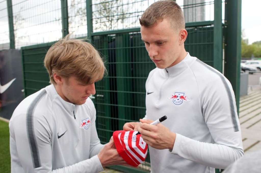 Lukas Klostermann und Emil Forsberg schreiben Autogramme. In Hoffenheim werden beide passen.