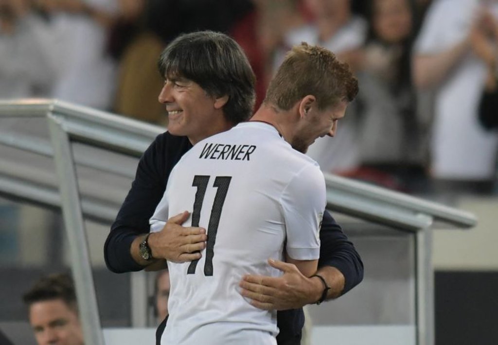 Komm in meine Arme: Werner und Bundestrainer Löw.