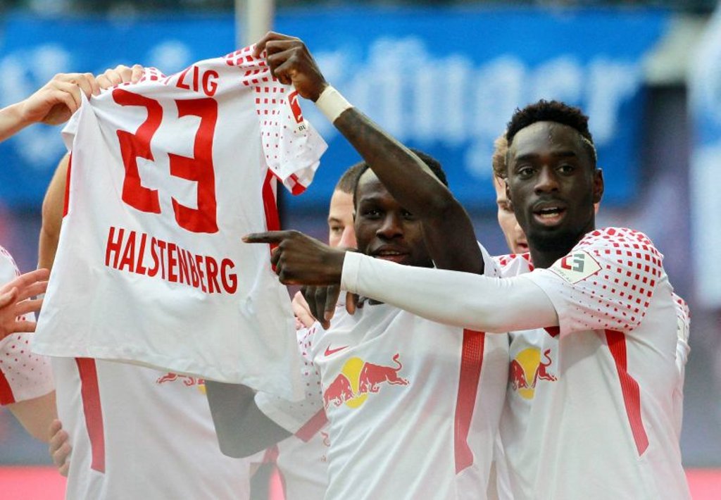 Bruma, Augustin und Co. bejubeln gegen den HSV die Führung für RB Leipzig mit Trikot des verletzten Marcel Halstenberg.
