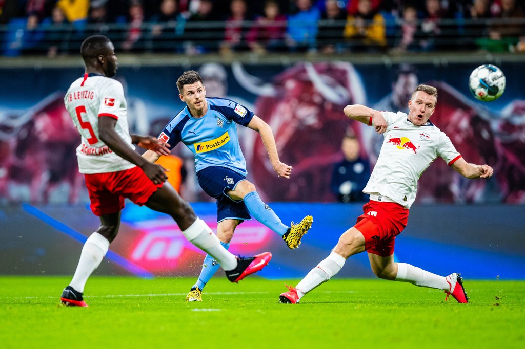 Zu spät: Dayot Upamecano und Lukas Klostermann gegen Jonas Hofmann.