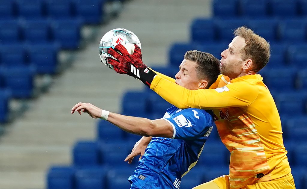 In der Klemme: Christoph Baumgartner gegen Peter Gulacsi.