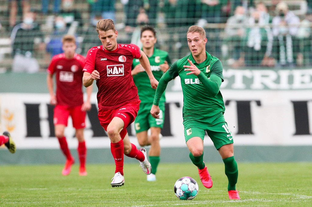 Max Keßler (r.) im Alfred-Kunze-Sportpark beim Spiel zwischen der BSG Chemie und dem Berliner AK.