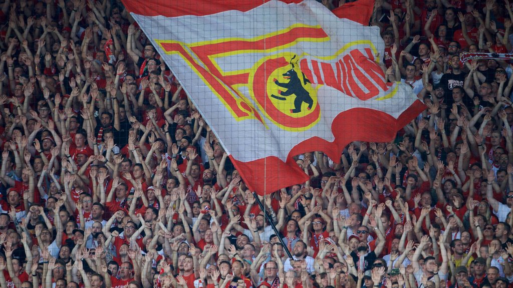 Stimmung erst nach 15 Minuten: Die Fans von Union Berlin protestieren hartnäckig gegen RB Leipzig.