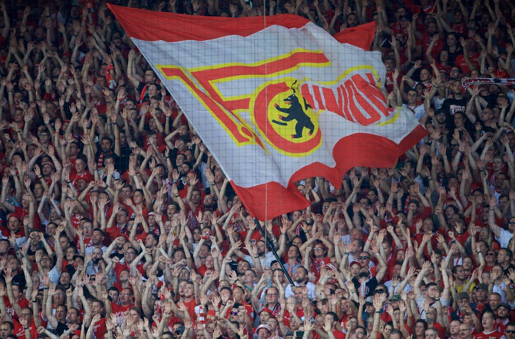 Stimmung erst nach 15 Minuten: Die Fans von Union Berlin protestieren hartnäckig gegen RB Leipzig.