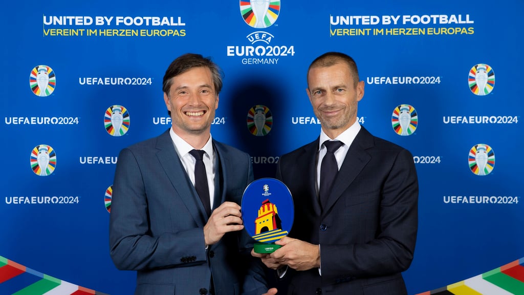 So sieht das Leipziger Logo aus: Uefa-Präsident Ceferin überreicht es Bürgermeister Heiko Rosenthal