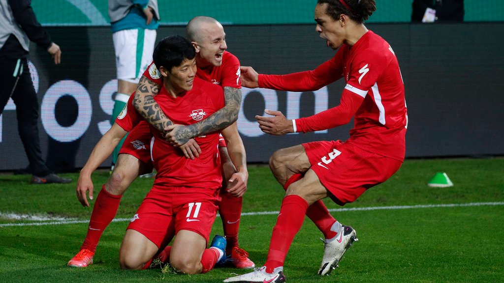 Hier, der war's! Angeliño und Poulsen (r.) feiern Hee-chan Hwang.