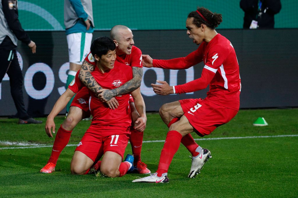 Hier, der war's! Angeliño und Poulsen (r.) feiern Hee-chan Hwang.