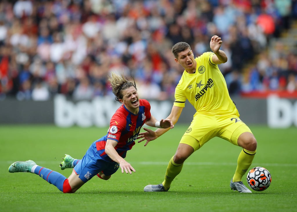 Vitaly Janelt vom FC Brentford (r.) setzt sich gegen einen Gegenspieler durch.