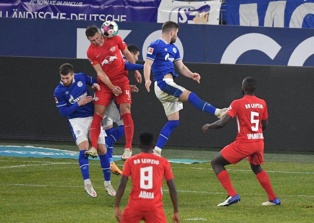 Treffer mit der Schläfe: Willi Orban erzielt das 3:0 auf Schalke.