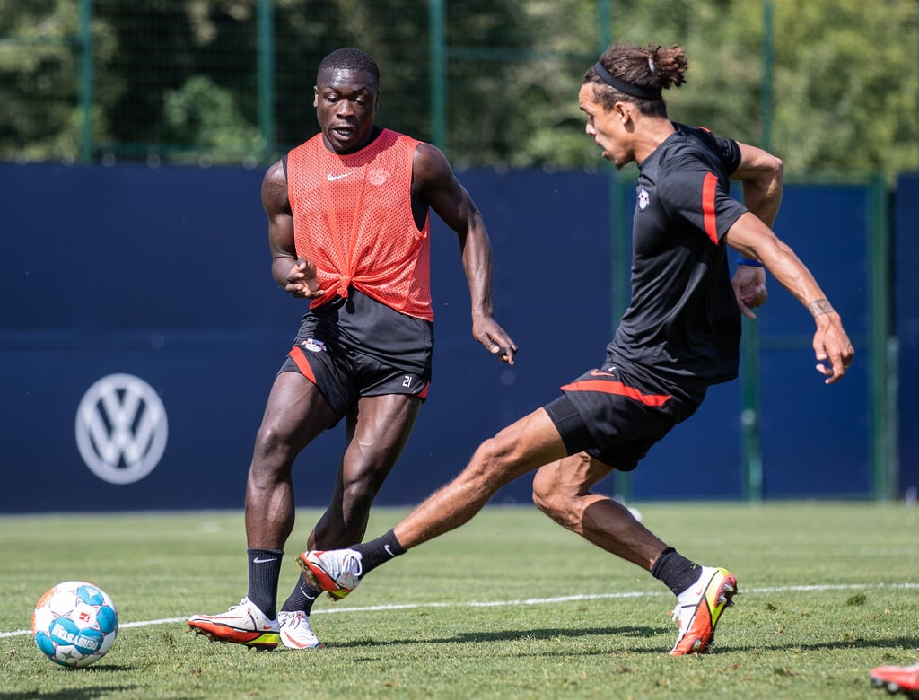 Brian Brobbey und Yussuf Poulsen im Training bei RB Leipzig.
