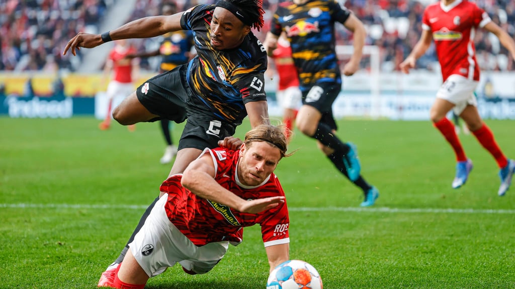 Unentschieden: Höler (unten) und Simakan fallen übereinander her.