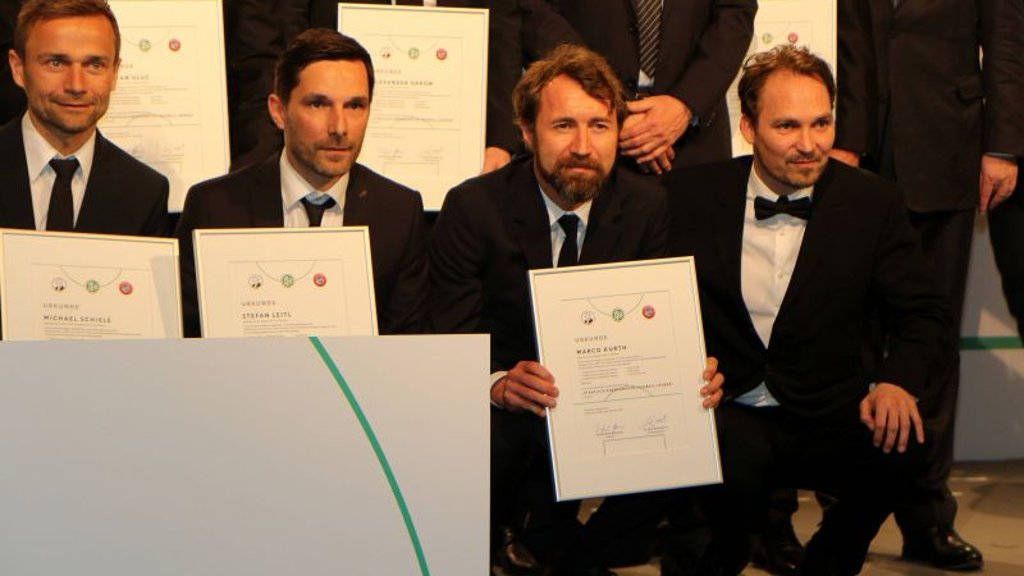 Stolzer Fußballlehrer. Marco Kurth (2. von rechts) präsentiert die entsprechende Urkunde.