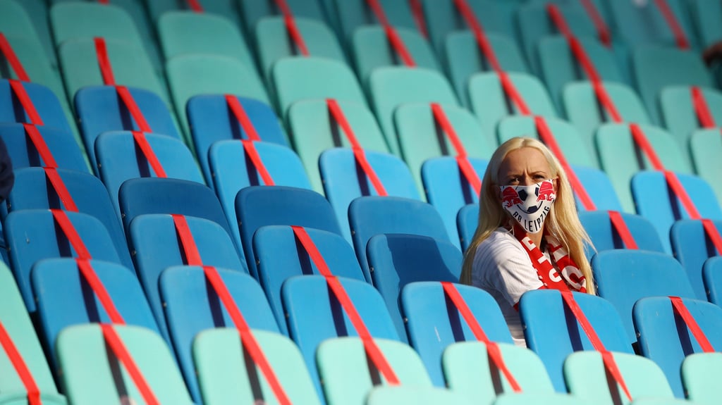 Eine einsame Zuschauerin in der Red Bull Arena: Bald sollen die Bundesliga-Stadien wieder deutlich voller werden.