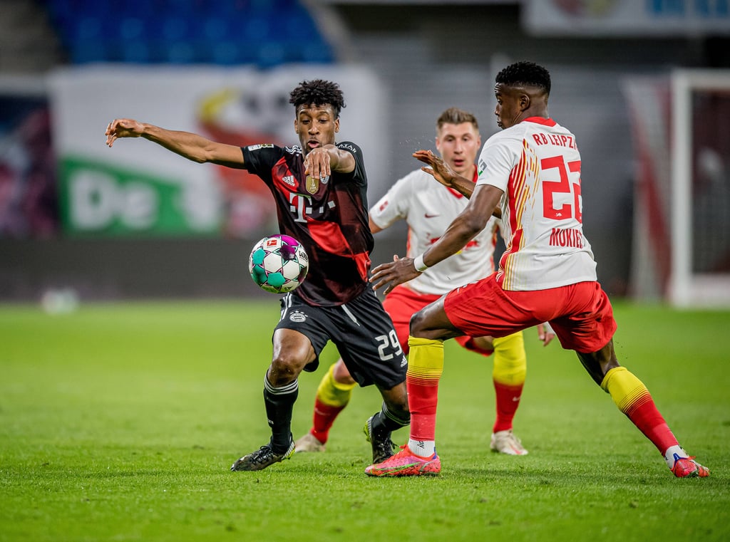 Leipzigs Nordi Mukiele und Willi Orban bekämpfen Bayerns Kingsley Coman