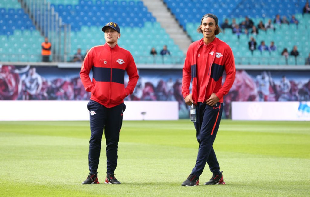 Schauen auf die Partie gegen Lyon: Emil Forsberg und Yussuf Poulsen (r.).