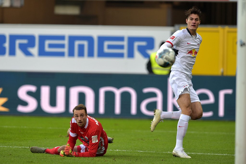 Leipzigs Patrik Schick bei seinem Tor zum 1:0 gegen Paderborn.