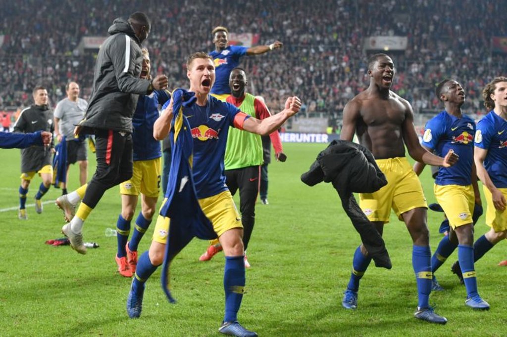 Ausgelassener Jubel bei RB Leipzig nach dem 2:1 in Augsburg.