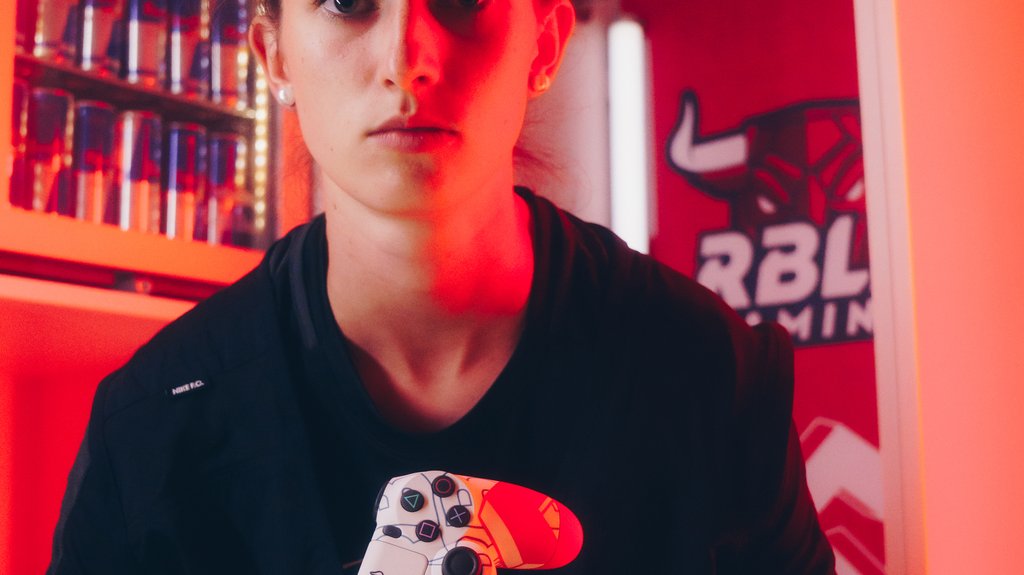 Lena Güldenpfennig (19) vom eSports-Team von RB Leipzig spielt FIFA, seitdem sie 14 ist.