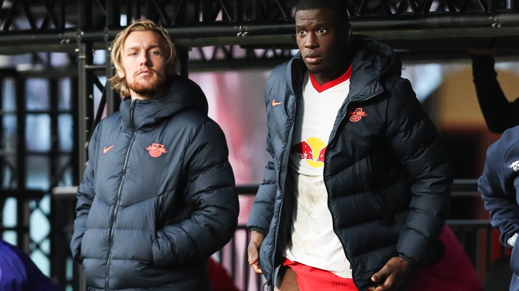 Einsatzbereit: Nordi Mukiele - unter dem wachsamen Blick von Emil Forsberg