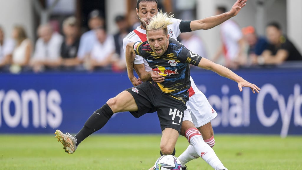 Mein Ball! RB Leipzigs Kevin Kampl behauptet sich gegen Ajax' Noussair Mazraoui