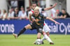 Mein Ball! RB Leipzigs Kevin Kampl behauptet sich gegen Ajax' Noussair Mazraoui