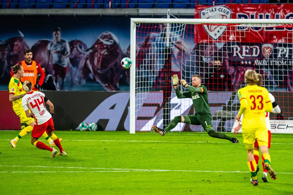 Nicht mehr mit der vollen Souveränität: Kevin Kampl vergibt eine Großchance für RB Leipzig gegen Köln.