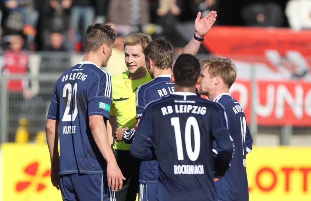 Lang, lang ist es her. Sören Storks stellt Stefan Kutschke einst in der vierten Liga vom Platz.
