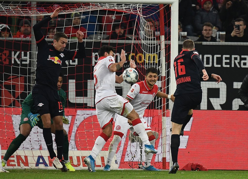 Abgeschossen aus wenigen Metern oder absichtliche Vergrößerung der Körperfläche? Lukas Klostermann trifft Kaan Ayhan.