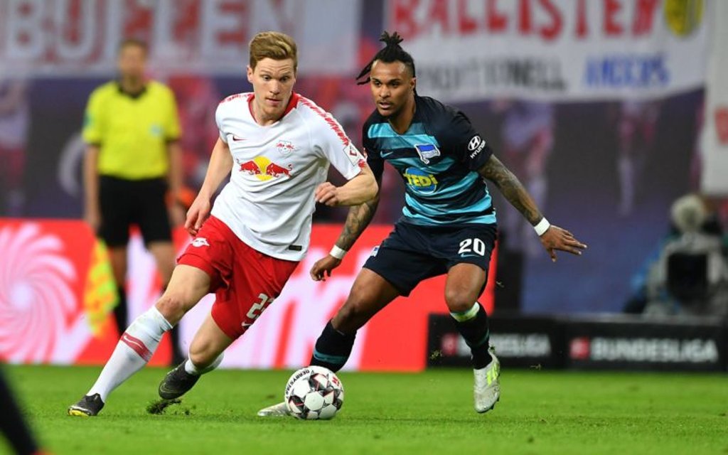 Marcel Halstenberg (RB Leipzig), beim Zweikampf mit Karim Rekik (Hertha BSC).