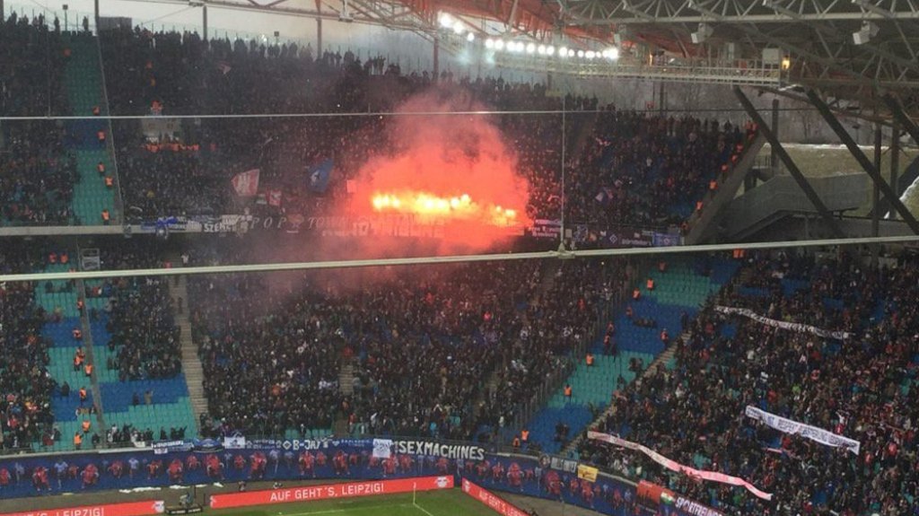 Hamburger SV antwortet mit Pyro und Pfiffen auf Banner von RB Leipzig Fans.
