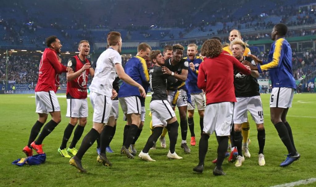Große Jubeltraube nach dem Einzug ins Pokalfinale.