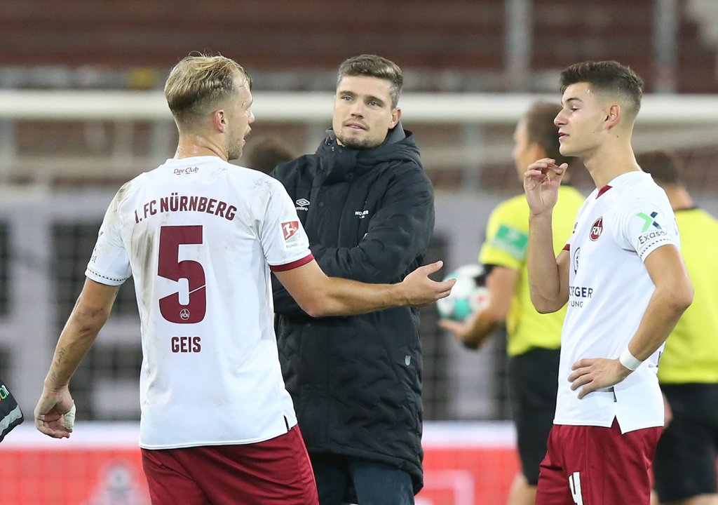 Geis erklärt's, Robert Klauß (Mitte) und Tom Krauß hören zu