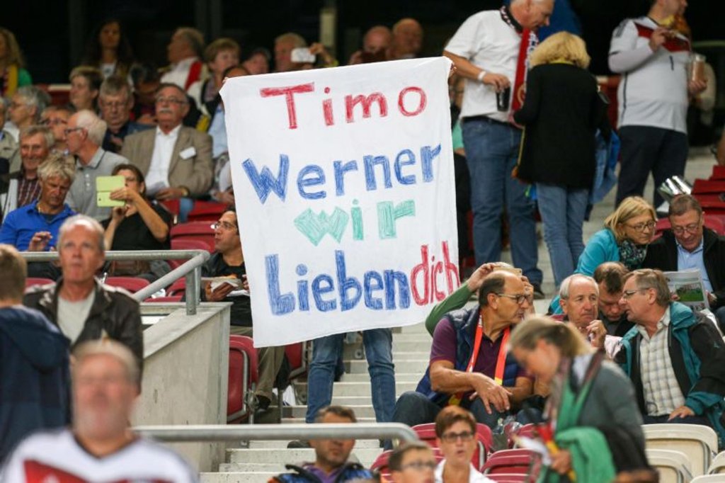 Fan mit Plakat in der Hand Timo Werner wir lieben dich.