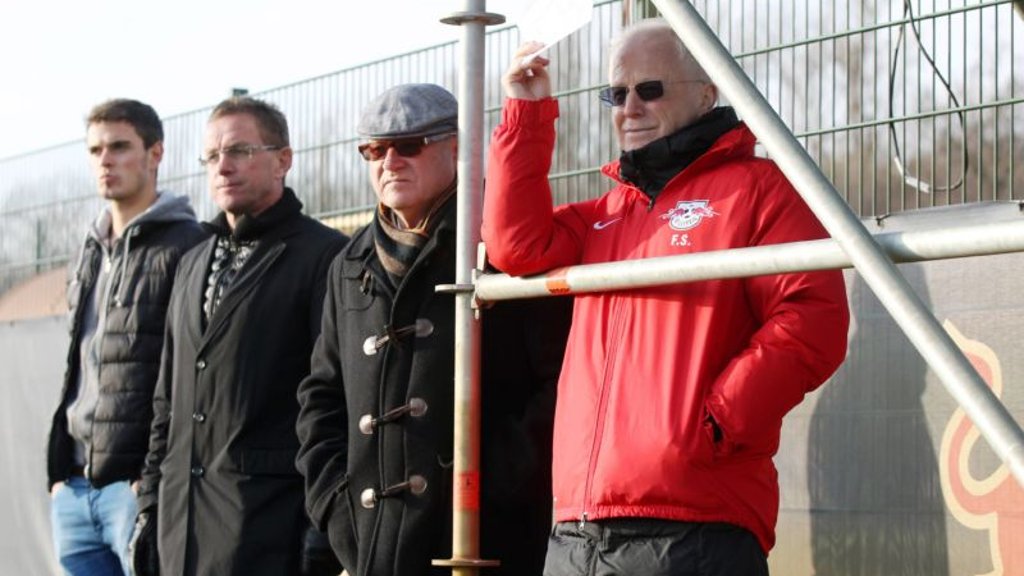 Frieder Schrof (re) und Helmut Groß (2.v.r.) weilen künfrig bei RB Leipzig nicht mehr an Ralf Rangnicks Seite.