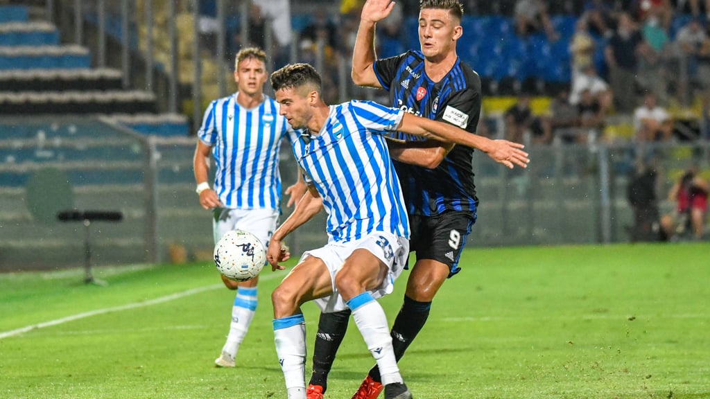 Lorenzo Lucca (r.) wird von einem Gegner abgeschirmt.