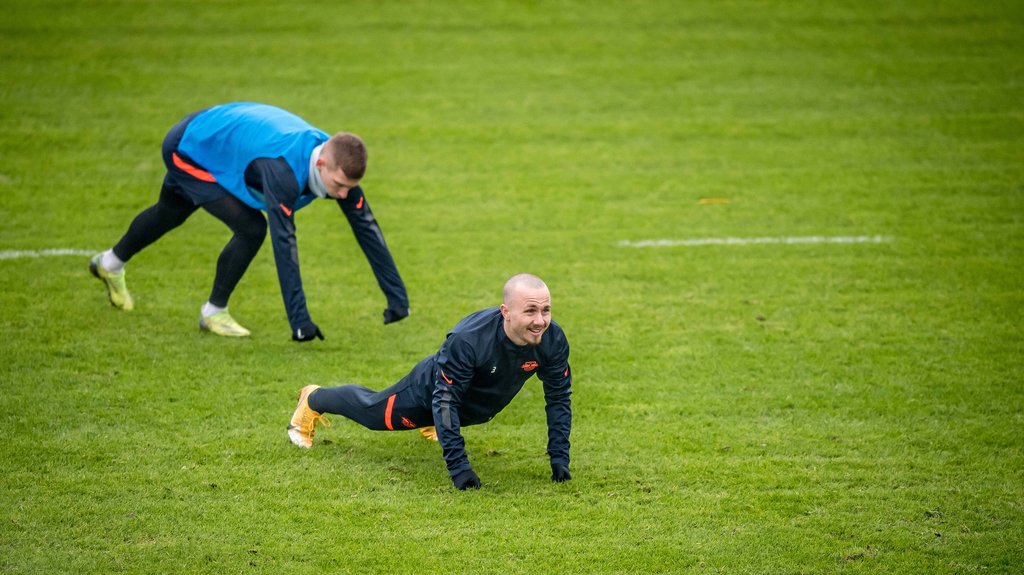 Müssen beide verletzt passen: Leipzigs Dani Olmo und Angeliño 