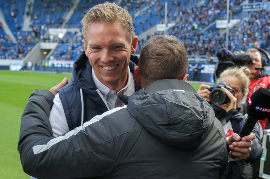Julian Nagelsmann (noch als Hoffenheim-Coach) und Ralf Rangnick (noch als RB-Trainer) bei einer herzlichen Begrüßung.