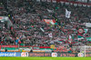 Fans des FC Augsburg werden in Leipzig von RB-Anhängern zu einem Treffen begrüßt.