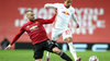RB Leipzigs Justin Kluivert (r.) im Zweikampf mit Luke Shaw von Manchester United.