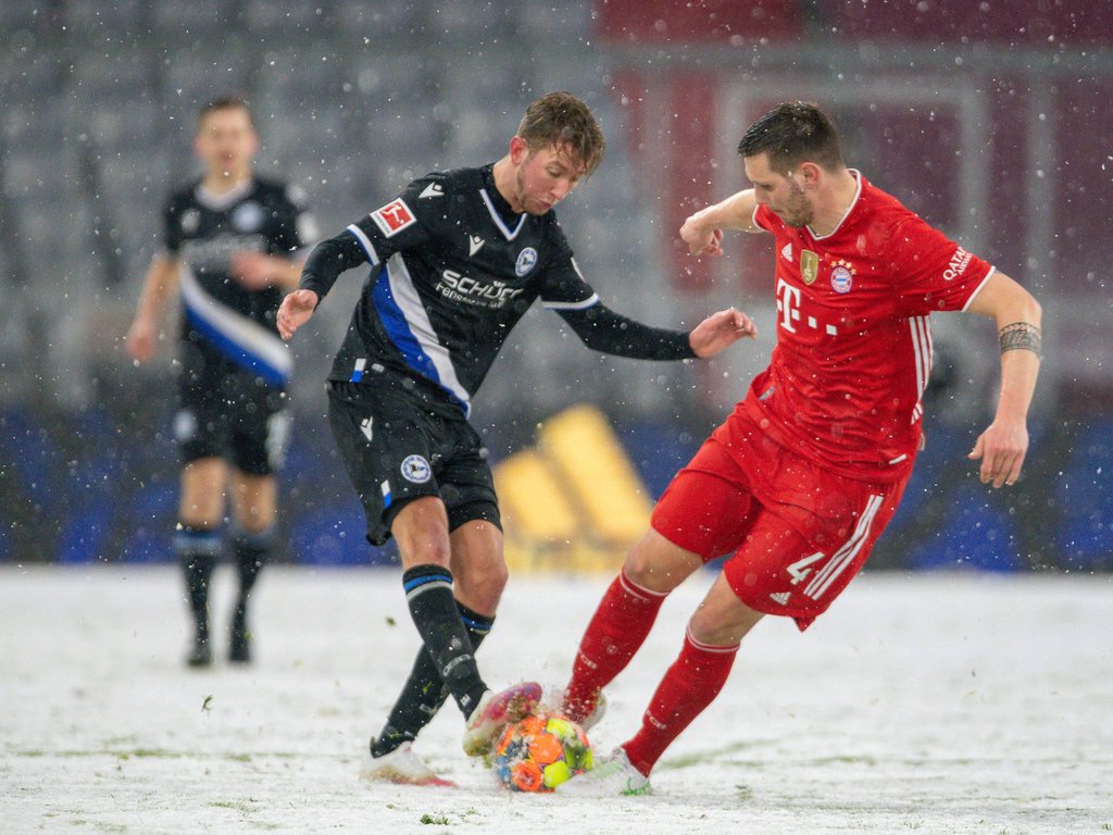 Schwerer Stand gegen den Neuling: Niklas Süle (r.) gegen Michael Vlap