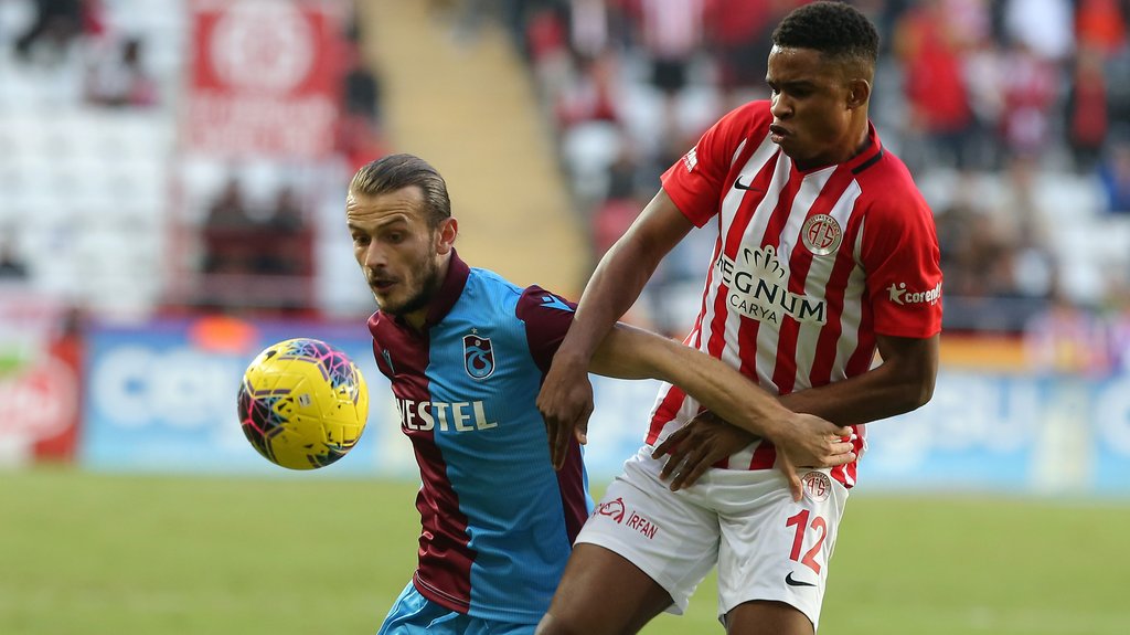 Körperlich starker Stürmer: Paul Mukairu (rechts) beim Kampf um den Ball.