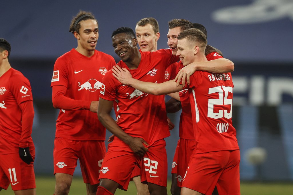 Glückwünsche der Kollegen: Nordi Mukiele freut sich über seinen zweiten Saisontreffer.