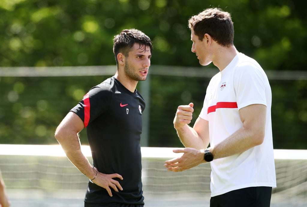 Leipzigs Dominik Szoboszlai (l.) schwitzt in Saalfelden für sein Comeback.