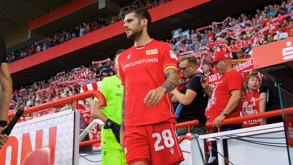 Union-Kapitän Christopher Trimmel betritt den Platz in der Alten Försterei.