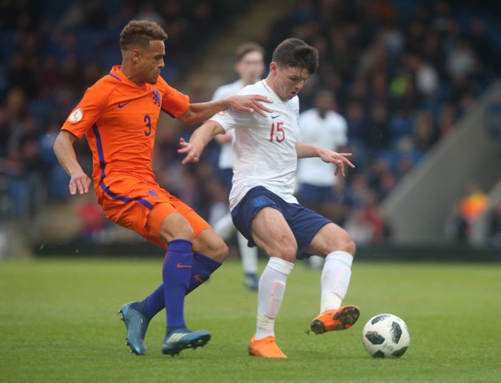 Bobby Duncan spielt hier für die englische U17 gegen die Niederlande.