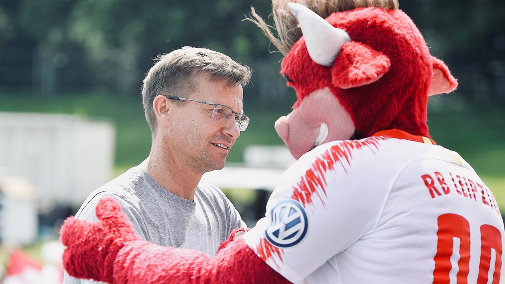 Bald wieder in Bullys best friend? Jesse Marsch mit dem RB-Maskottchen