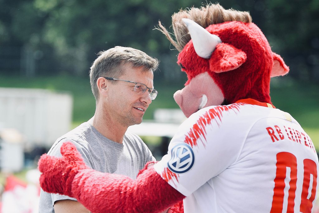 Bald wieder in Bullys best friend? Jesse Marsch mit dem RB-Maskottchen