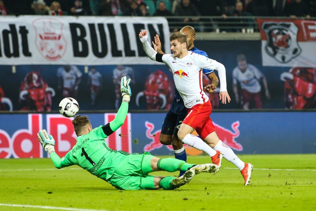 Einstmals Teil einer streitbaren Szene, schon im Auktionshaus und dann im Zeitgeschichtlichen Forum. Der Anstoßball von RB Leipzig gegen Schalke 04.